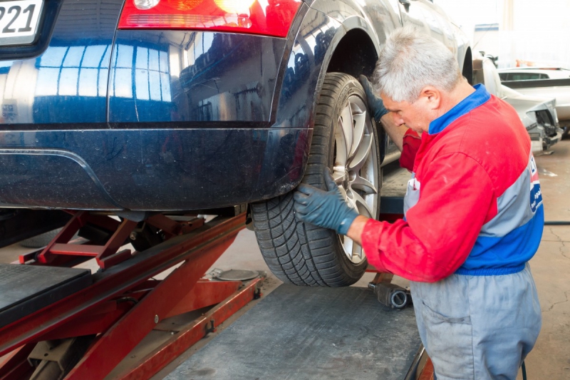 ecommerce-GREOLIERES-min_auto_repair_repair_lift_auto_mechanic_work_clothes_master_professional_man_of_the_fold-685629