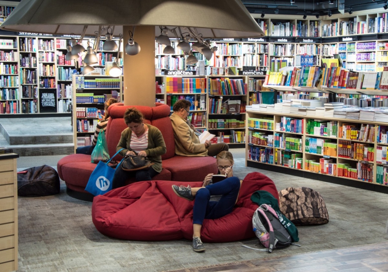 ecommerce-GREOLIERES-min_books_bookstore_book_reader_readers_reading_shop_sale_books-849006