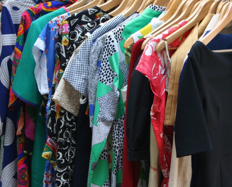 ecommerce-GREOLIERES-min_dresses_apparel_clothing_clothes_clothes_hangers_wooden_hangers_retail_shop_closet-1149845