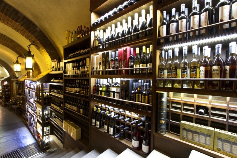 ecommerce-GREOLIERES-min_world_street_travel_shop_canon_georgia_wine_bottles-429767